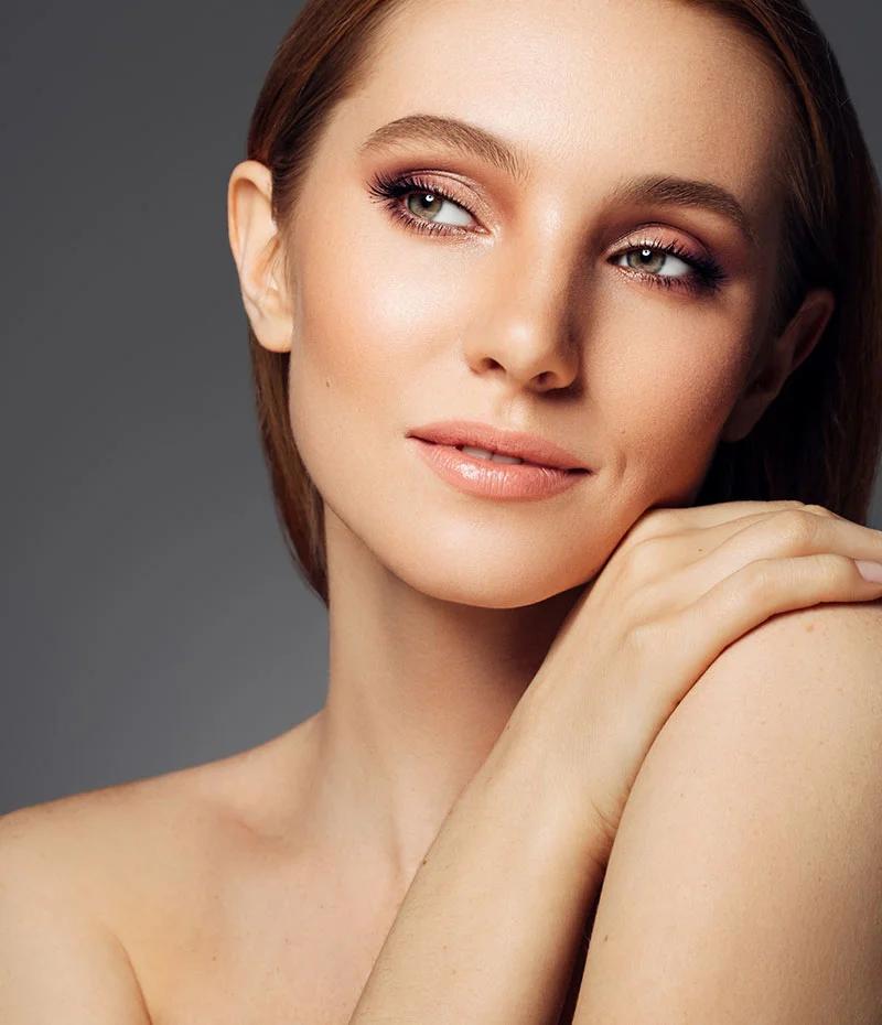 Woman looking to her right with her hand on her shoulder